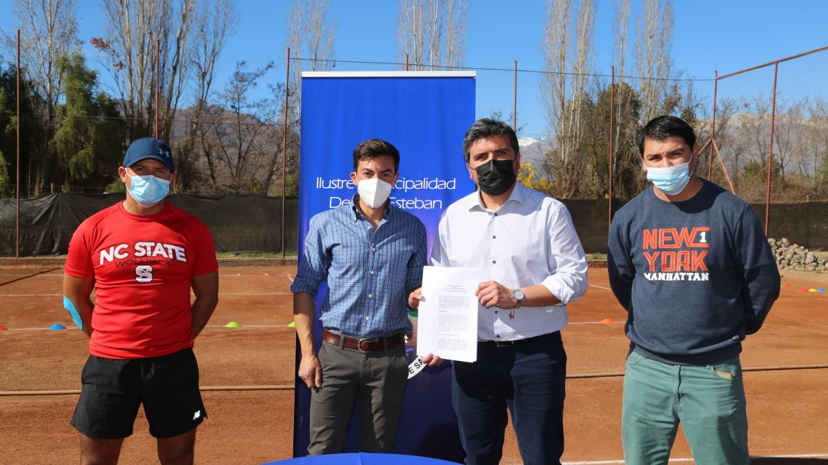 Convenio entre Municipio y Club de Tenis San Esteban permitirá que vecinos practiquen este deporte de manera gratuita