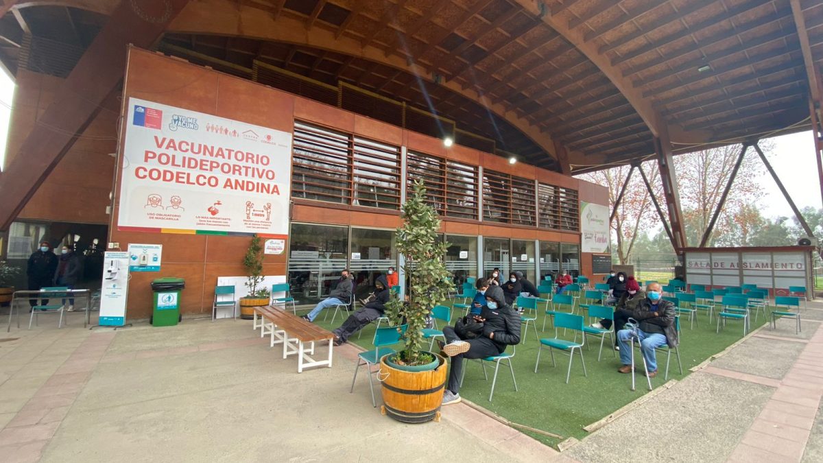 Vacunatorio de Cesfam Centenario se traslada desde Universidad de Aconcagua al Polideportivo de Codelco
