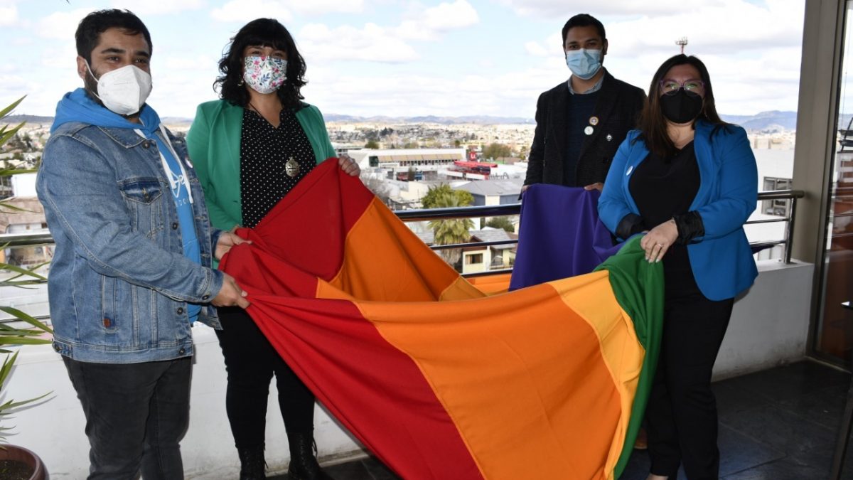 VILLA ALEMANA DESPLIEGA BANDERA DE DIVERSIDAD SEXUAL EN MEMORIA DE LAS MUERTES DE DISCOTEQUE DIVINE DE VALPARAÍSO