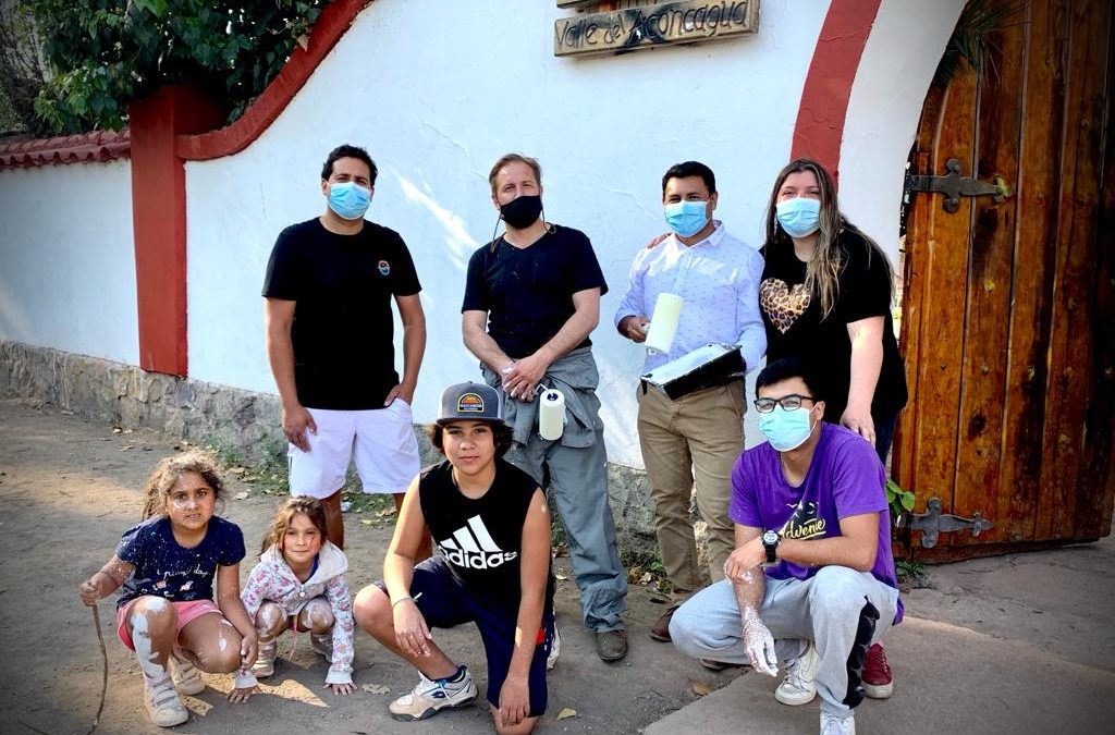 Jóvenes pintan frontis de club de tenis vandalizado el 18 de octubre en San Felipe