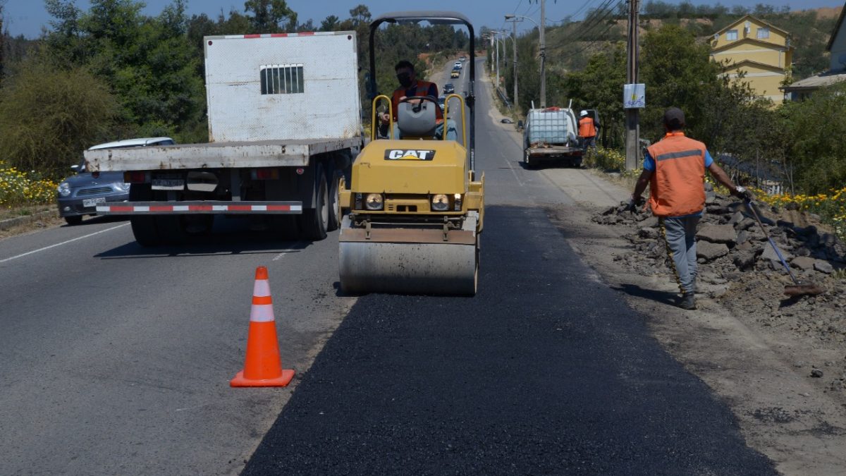 Hoyos de Agua Santa y Álvarez están siendo intervenidos mediante programa municipal de bacheo en Viña del Mar