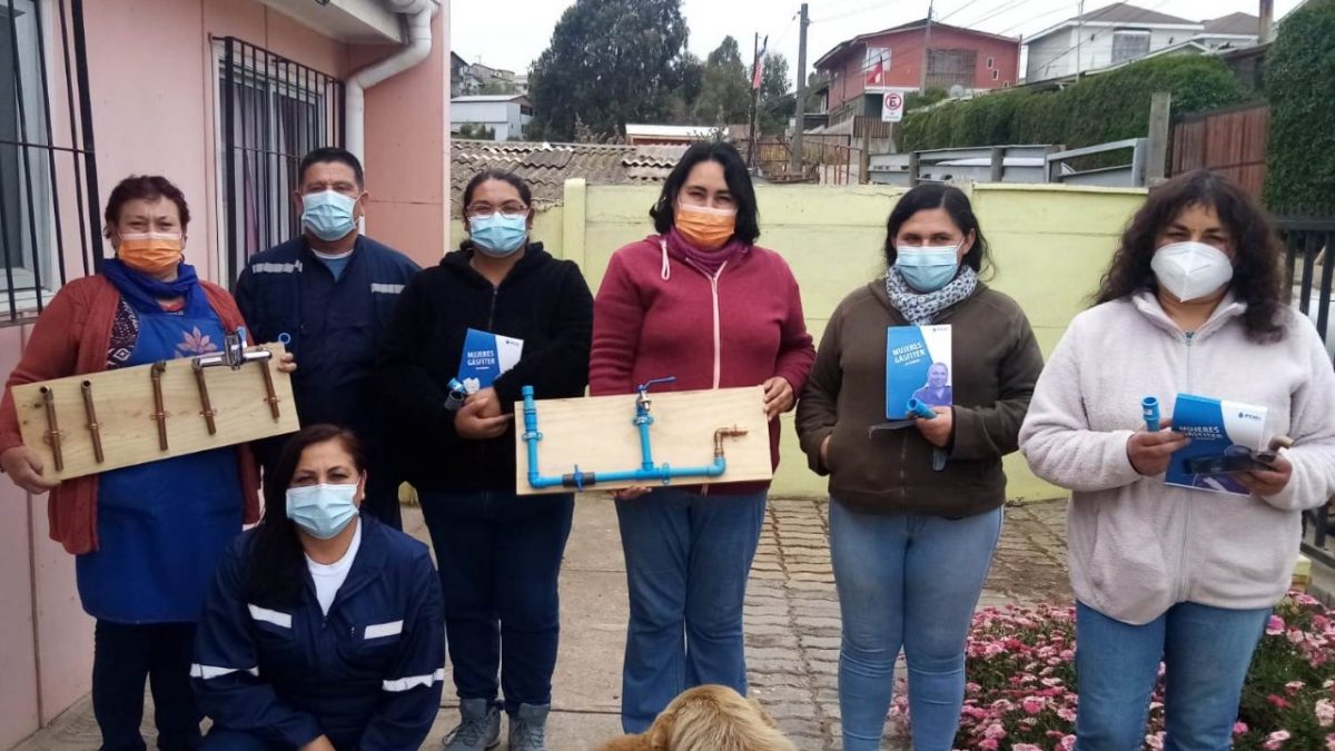 Vecinas de San Antonio recibieron capacitación gratuita en la mantención de instalaciones sanitarias