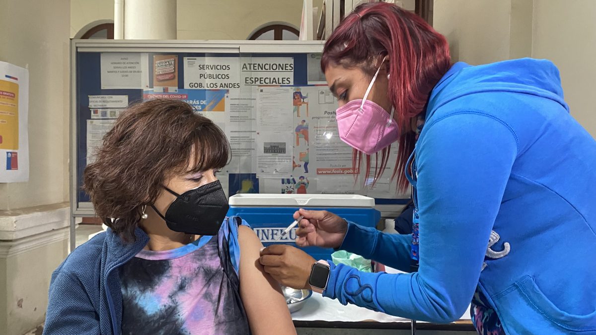 Cesfam Centenario implementa vacunación contra influenza en terreno