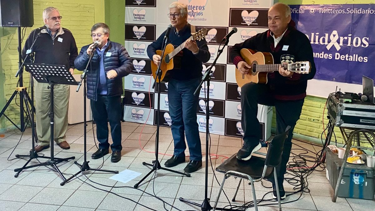 Twitteros Solidarios y el grupo Pujillay celebraron Día de la Madre en Valparaíso