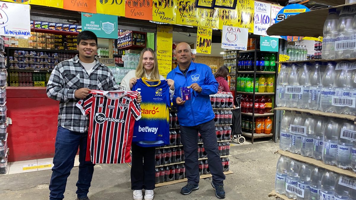 Twitteros recauda 500 mil pesos por remate de camisetas de Sao Paulo y Everton de Viña del Mar