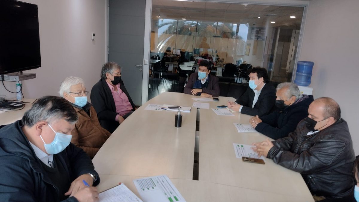 Gremio de conductores expone a Transportes y Junaeb el desmedro económico que provoca la TNE a choferes de microbuses en la Región