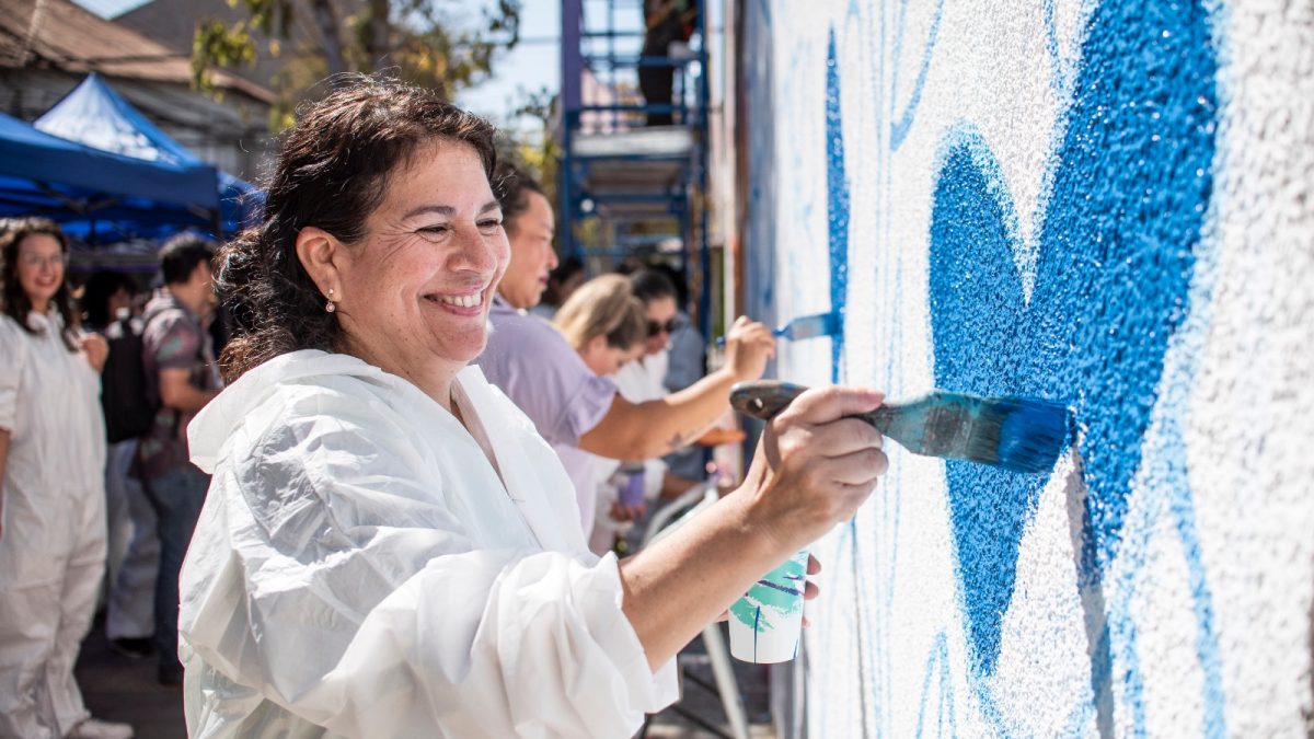 Mujeres pintan mural colectivo en Quilpué