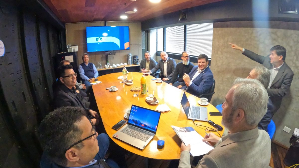 <strong>PUCV y EFE Valparaíso firman convenio de cooperación con investigadores franceses para potenciar innovación y desarrollo en tecnología ferroviaria</strong>