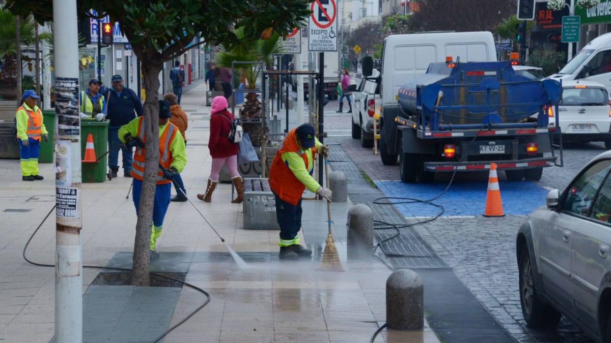Municipio de Viña del mar refuerza personal y con maquinaria, la limpieza de aceras y calzadas en principales calles de la ciudad