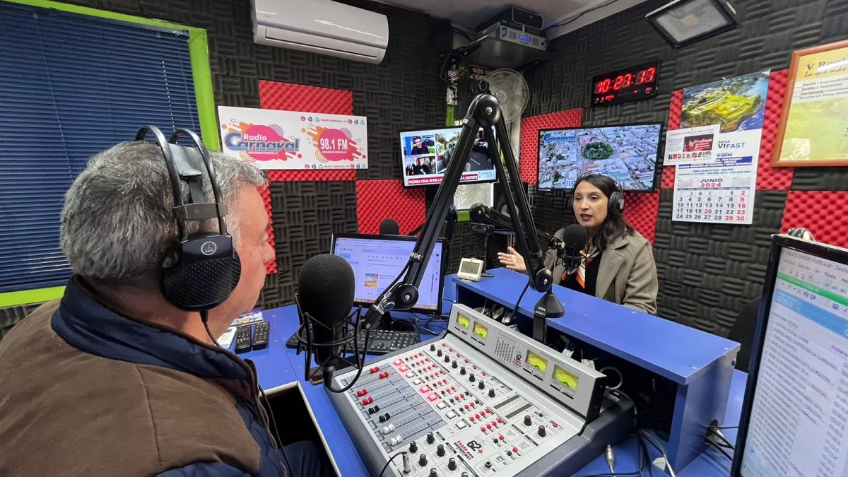 La Seremi de Educación Romina Maragaño visitó los estudios de Carnaval.