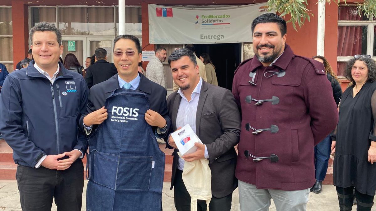 Embajador de China visita el EcoMercado Solidarios FOSIS en San Felipe