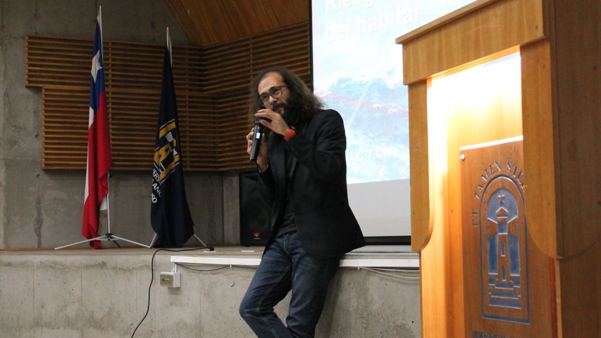 Marcelo Lagos analizó riesgos naturales y desafíos del habitar en charla dictada en la UPLA