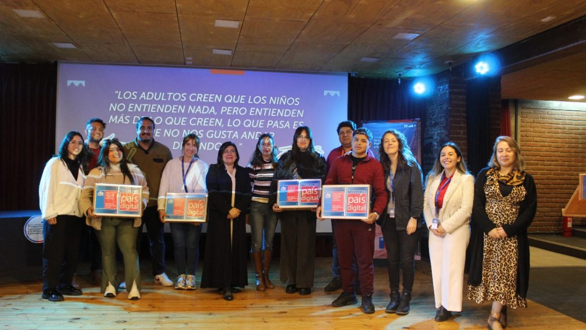 ¡Destacable! 5 jóvenes que viven en residencias de Valparaíso reciben notebooks para iniciar su camino universitario
