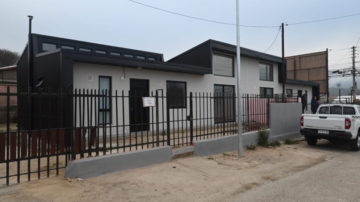 Ministro Montes se reúne con familias de Quilpué afectadas por el incendio y visita proyecto de 20 viviendas próximas a entregarse