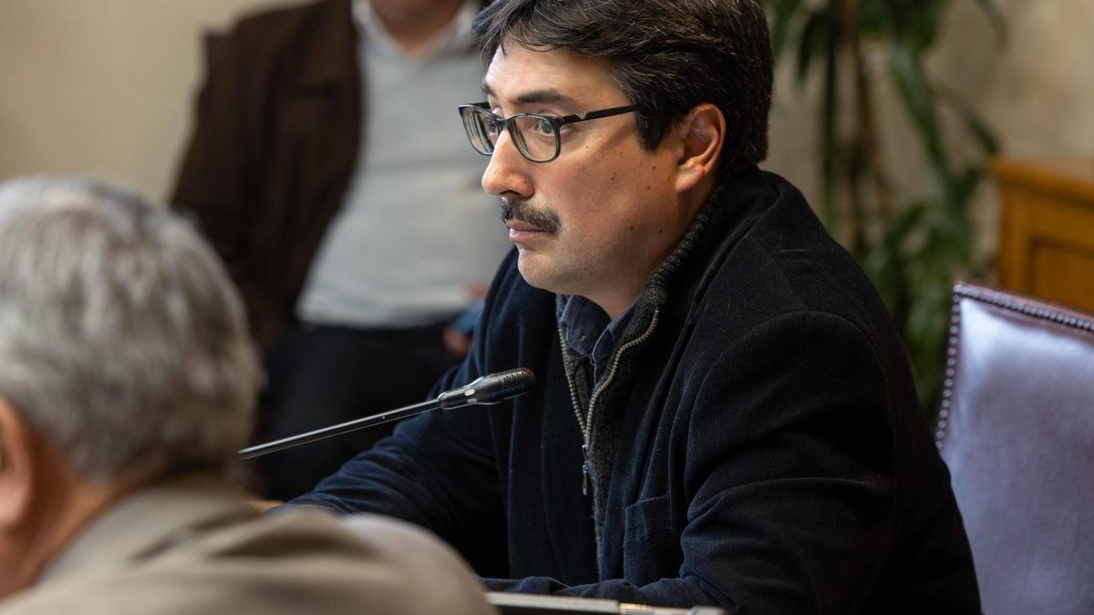 Senador Latorre responde a la derecha y busca restringir voto extranjero en elecciones presidenciales