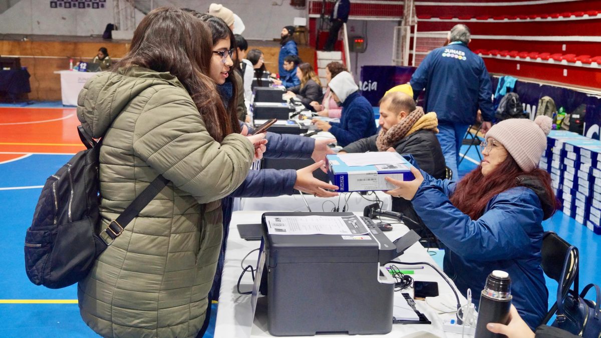 Autoridades acompañan entrega de 299 computadores de la Beca TIC 2025 en La Calera