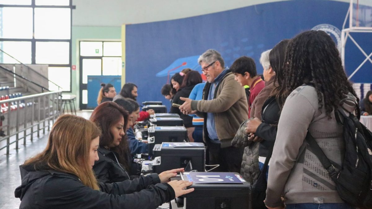 JUNAEB entrega más de 880 computadores a estudiantes de San Antonio y Santo Domingo para reducir la brecha digital