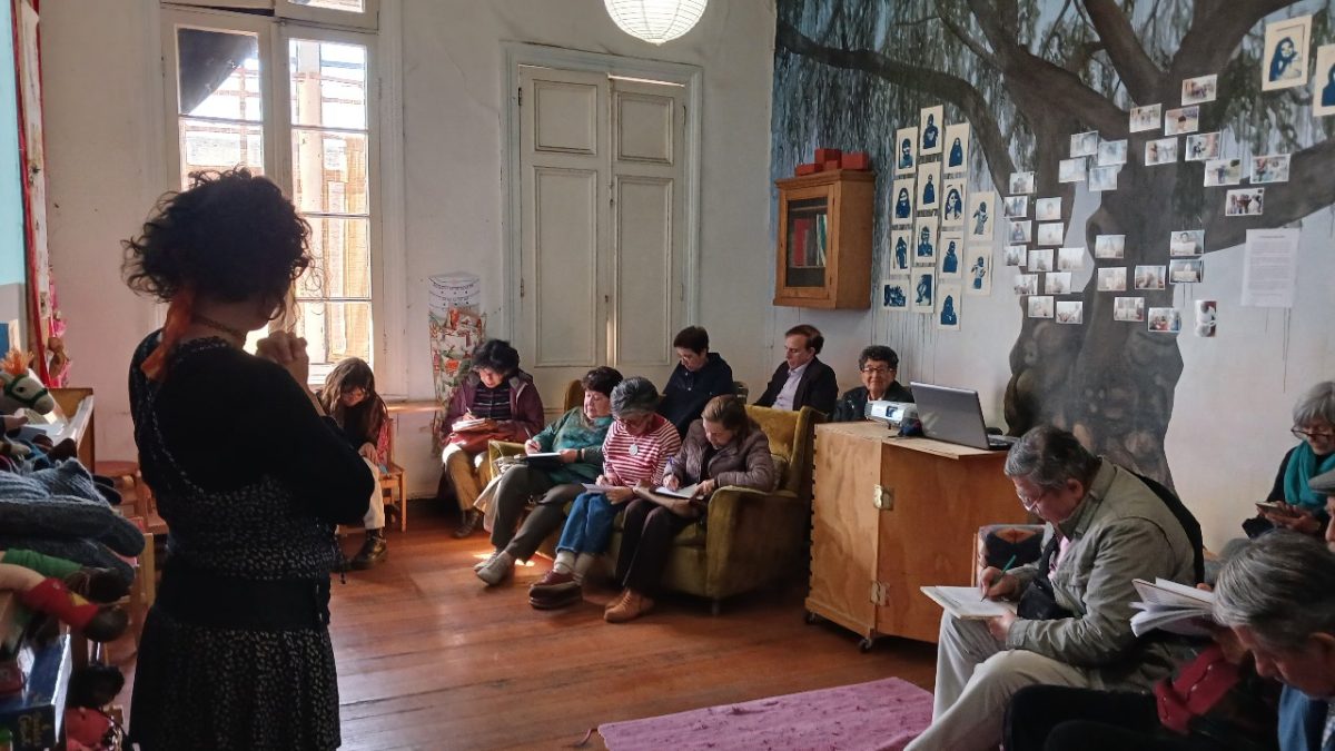 “4 Gatos Mayores”: Club de Lectura invita a personas mayores a descubrir la magia de los libros ilustrados en Biblioteca Libroalegre
