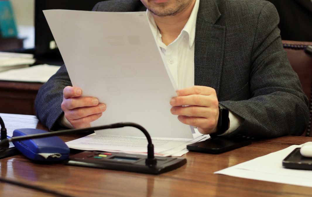 Diputado Cuello recurrirá a Contraloría por empresas eléctricas que cobran a clientes compensaciones por cortes de luz. 